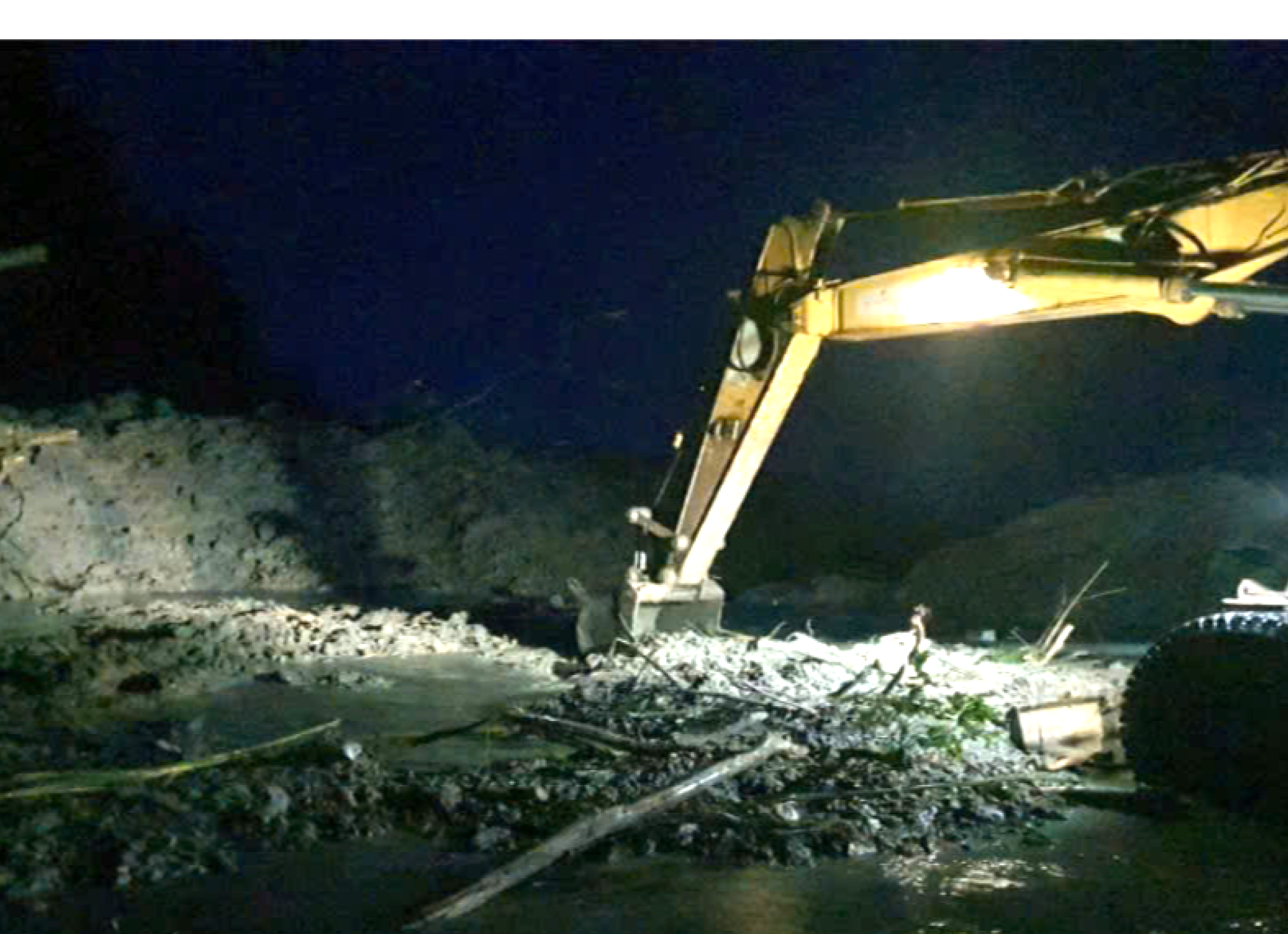 数万立方米土石倾泻至胡志明路,夜间努力疏通罗索山口
